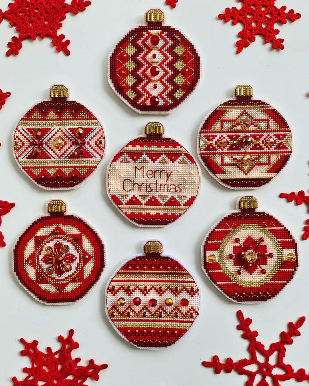 CHRISTMAS BALL TOY Cross Stitch Kit, 14 count plastic canvas, size 9 x 10 cm, CRYSTAL ART (T-12) - Leo Hobby