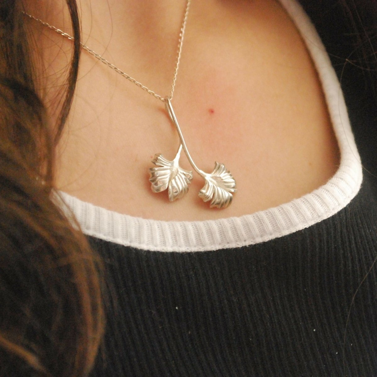 Artistic ginkgo leaf pendant expressing tranquility and life balance