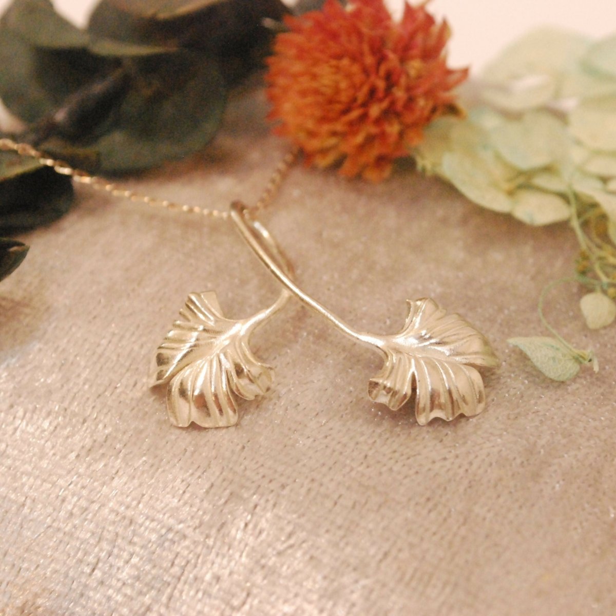 Minimalist ginkgo leaf pendant for a touch of peace and vitality