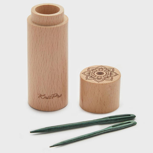 KnitPro Mindful Aiguilles à repriser en bois sarcelle dans un récipient cylindrique en bois de hêtre, ensemble d'aiguilles à repriser de couleur sarcelle, 2 petites et 2 grandes aiguilles (36635)