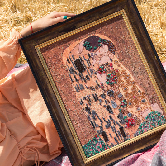 THE KISS de Gustav Klimt, kit de perles, broderie de perles, point d'aiguille, kit artisanal, peinture perlée DIY 3D, perles, taille 35,5 x 46 cm, Charivna mit | Art du cristal (B-655)